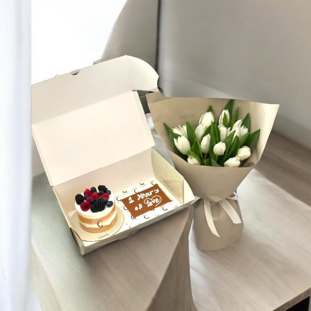 باقة التوليب الابيض مع كيك Flowery فلاوري.