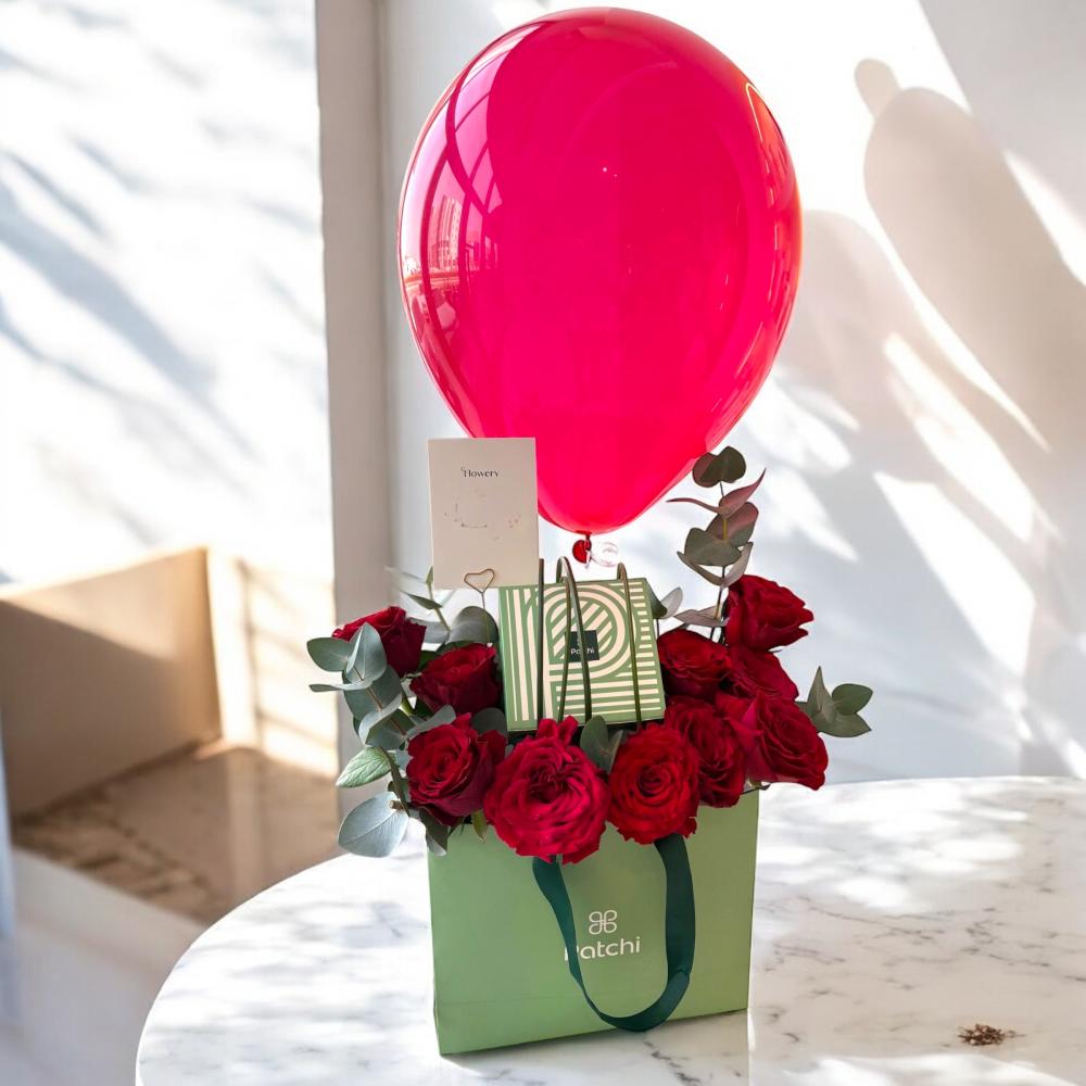 باقة الورد الأحمر مع الشوكولاتة وبالون Flowery فلاوري.
