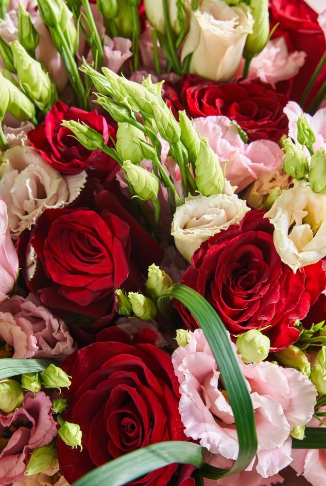 باقة المشاعر  زهور استوما والجوري Flowery فلاوري.