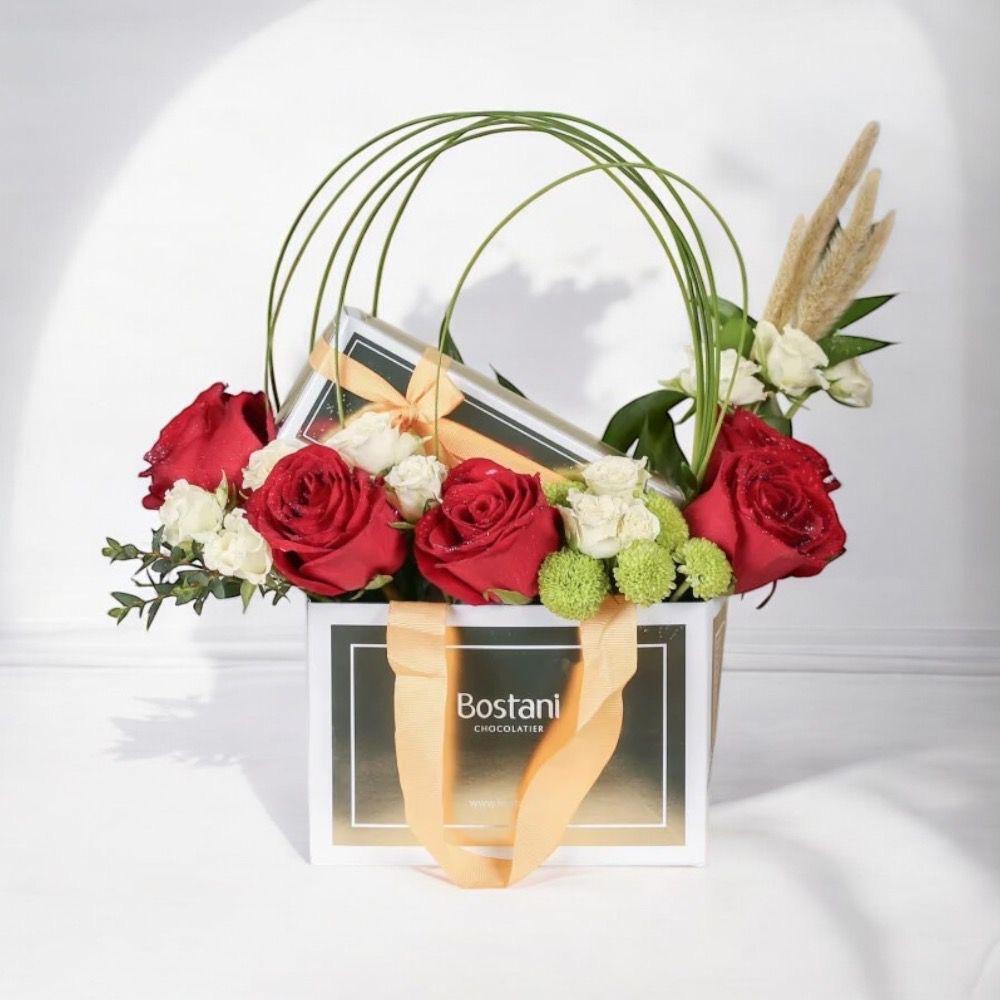باقة ورد أحمر جوري مع شوكولاتة بستاني Flowery فلاوري.