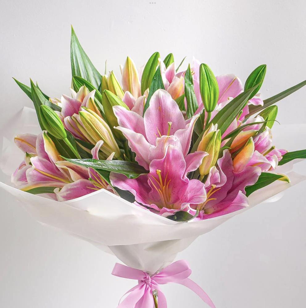 باقة ورد لي لي وردي في غلاف أبيض Flowery فلاوري.