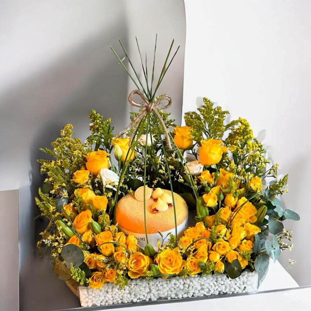 باقة كيك مع زهور Flowery فلاوري.