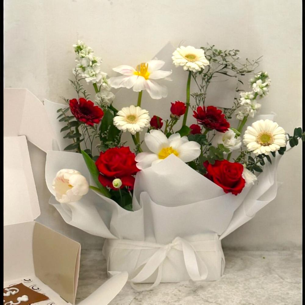 بوكيه ورد مع كيك Flowery فلاوري.