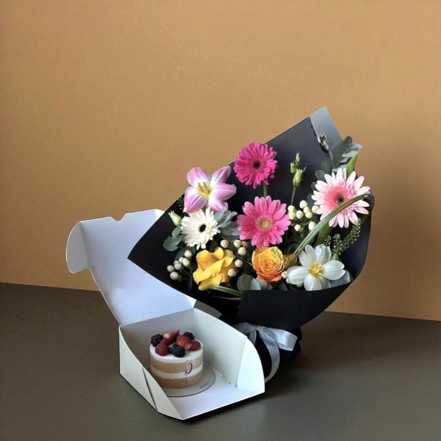 باقة ورد مع كيك جاناش Flowery فلاوري.