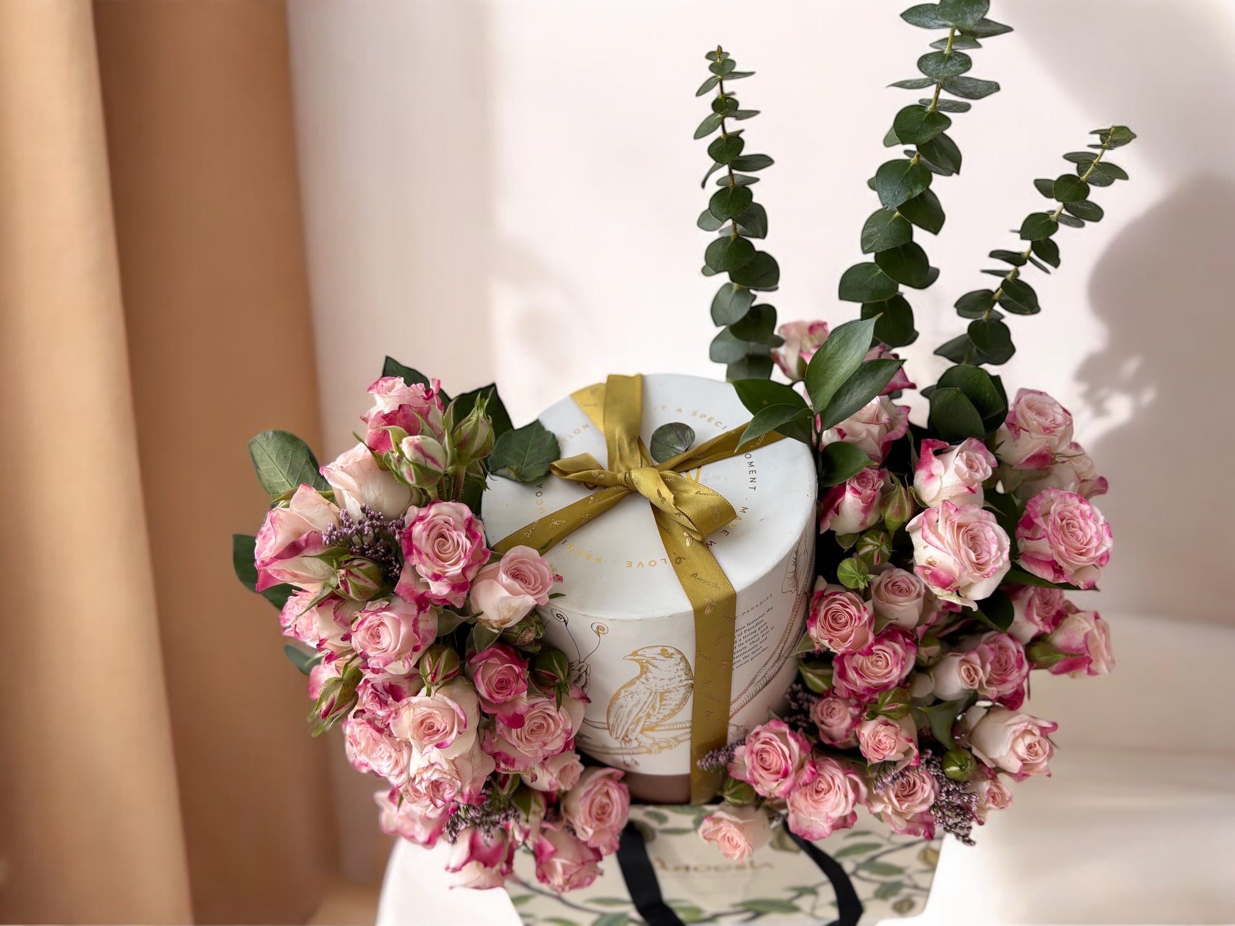 هدية شوكولاته انوش مع زهور Flowery فلاوري.