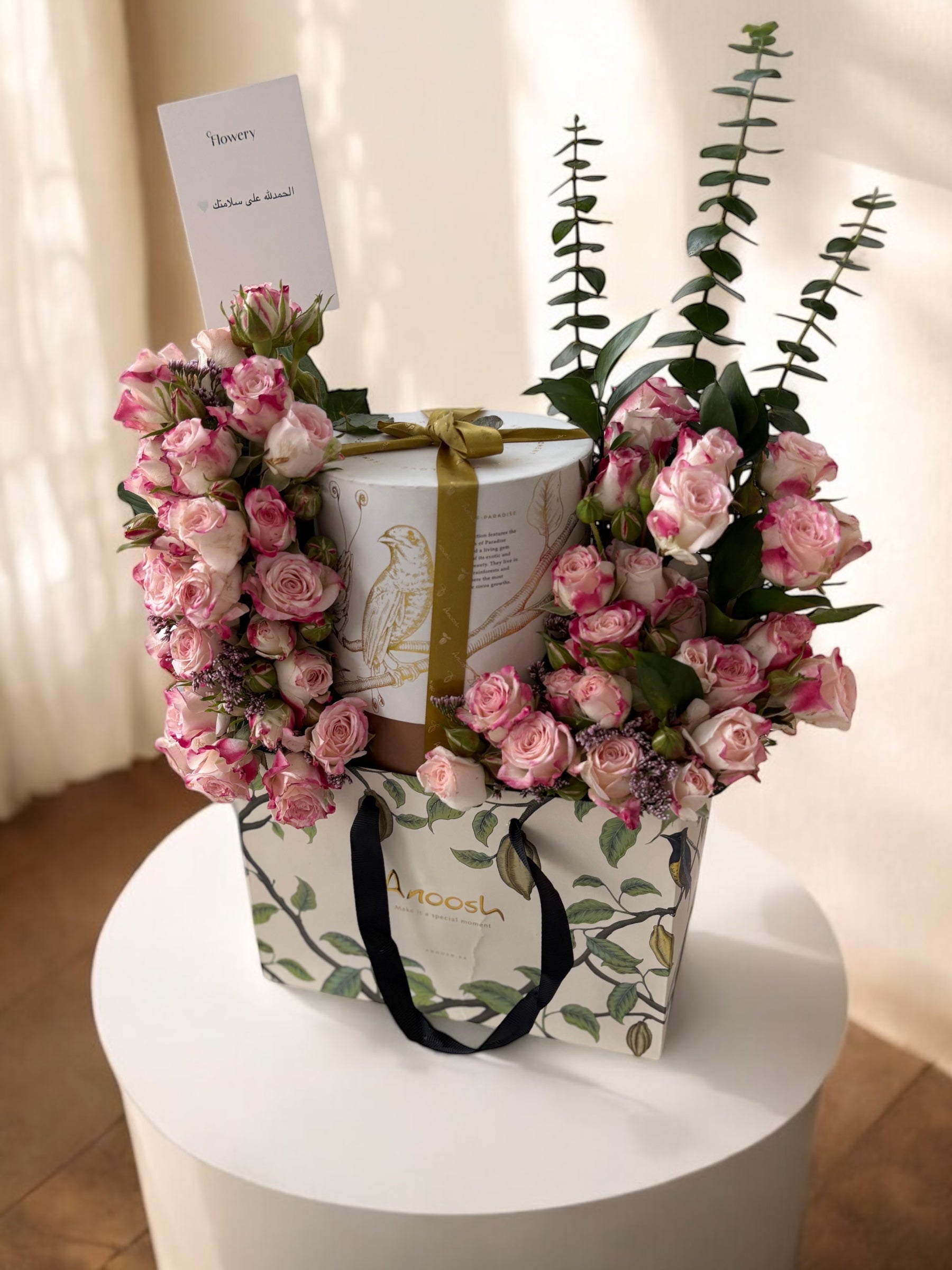 هدية شوكولاته انوش مع زهور Flowery فلاوري.