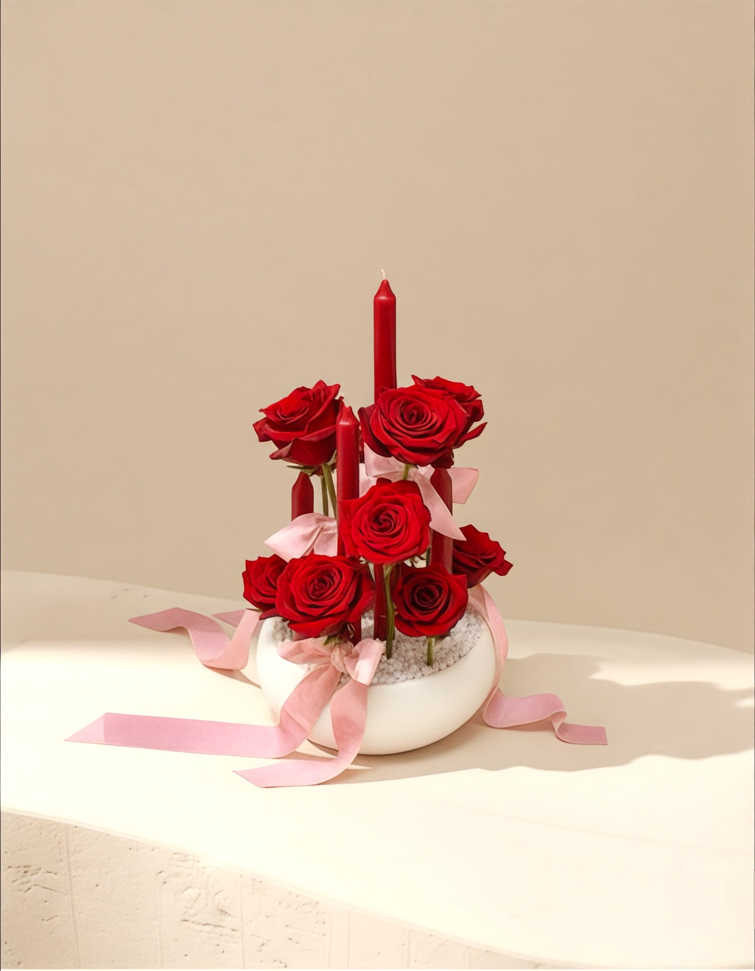 هدية ورد أحمر وشموع - تنسيق رومانسي أنيق