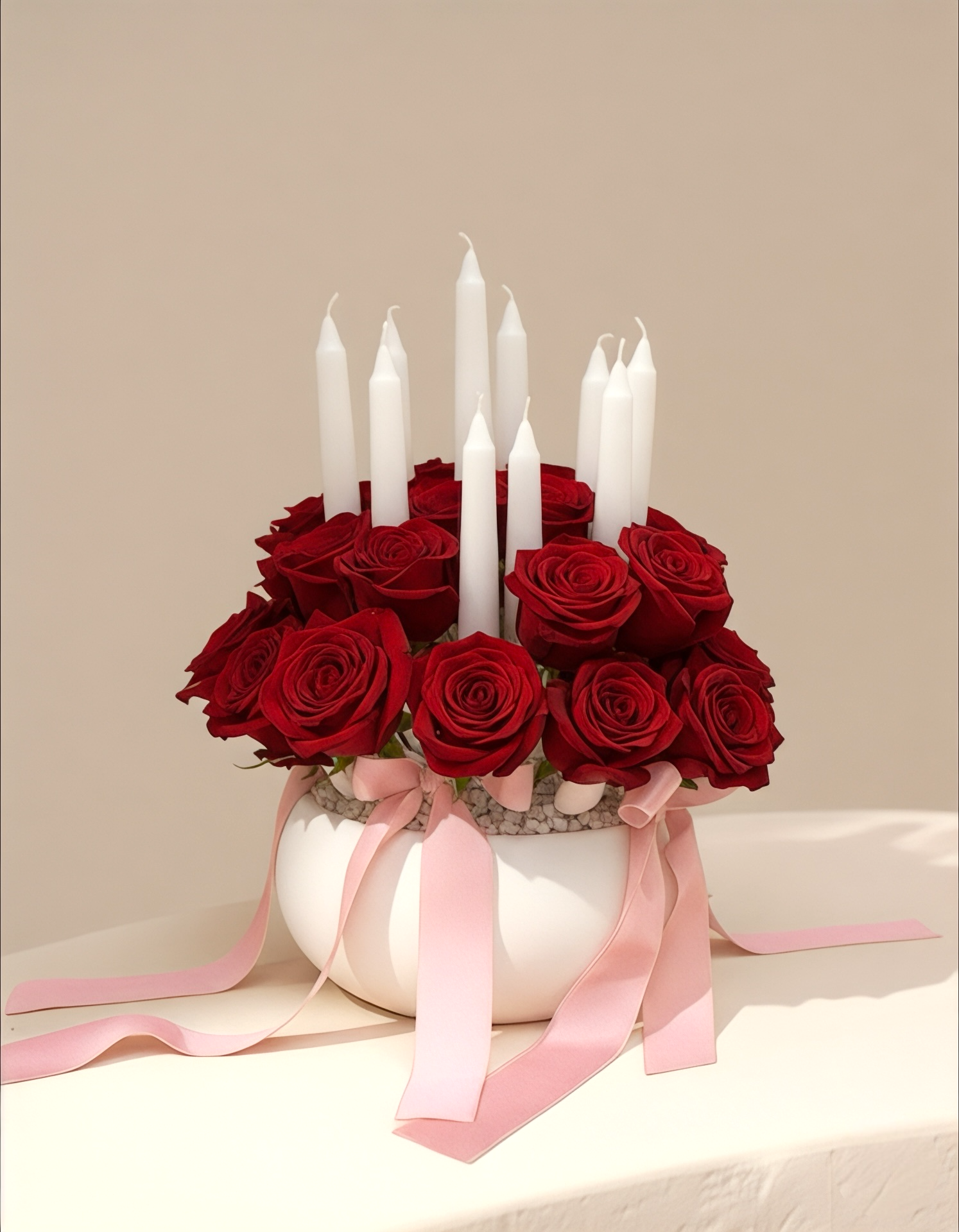 فازة الورد الأحمر والشموع البيضاء - هدية كلاسيكية فاخرة