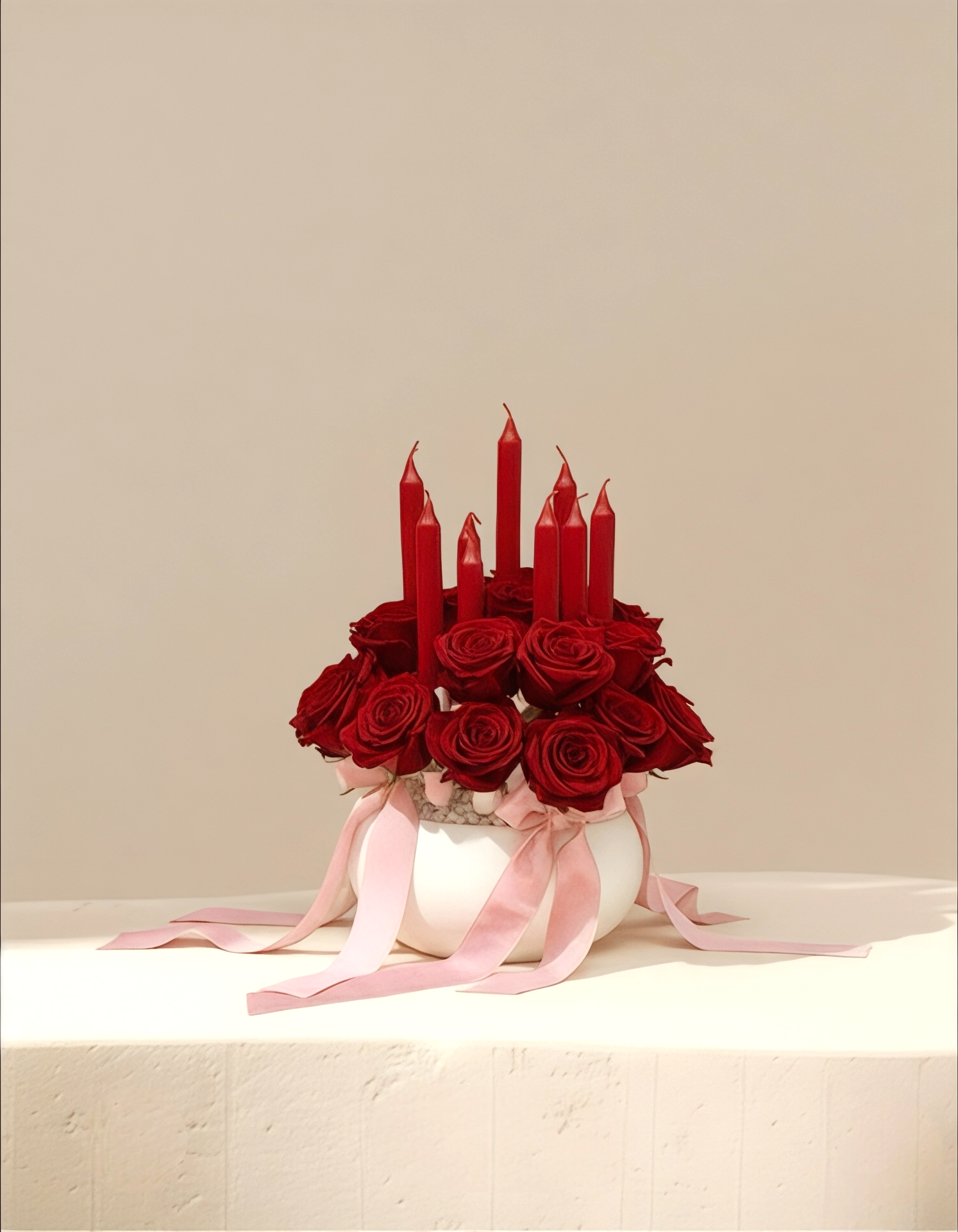 فازة الورد الأحمر والشموع - هدية رومانسية فاخرة