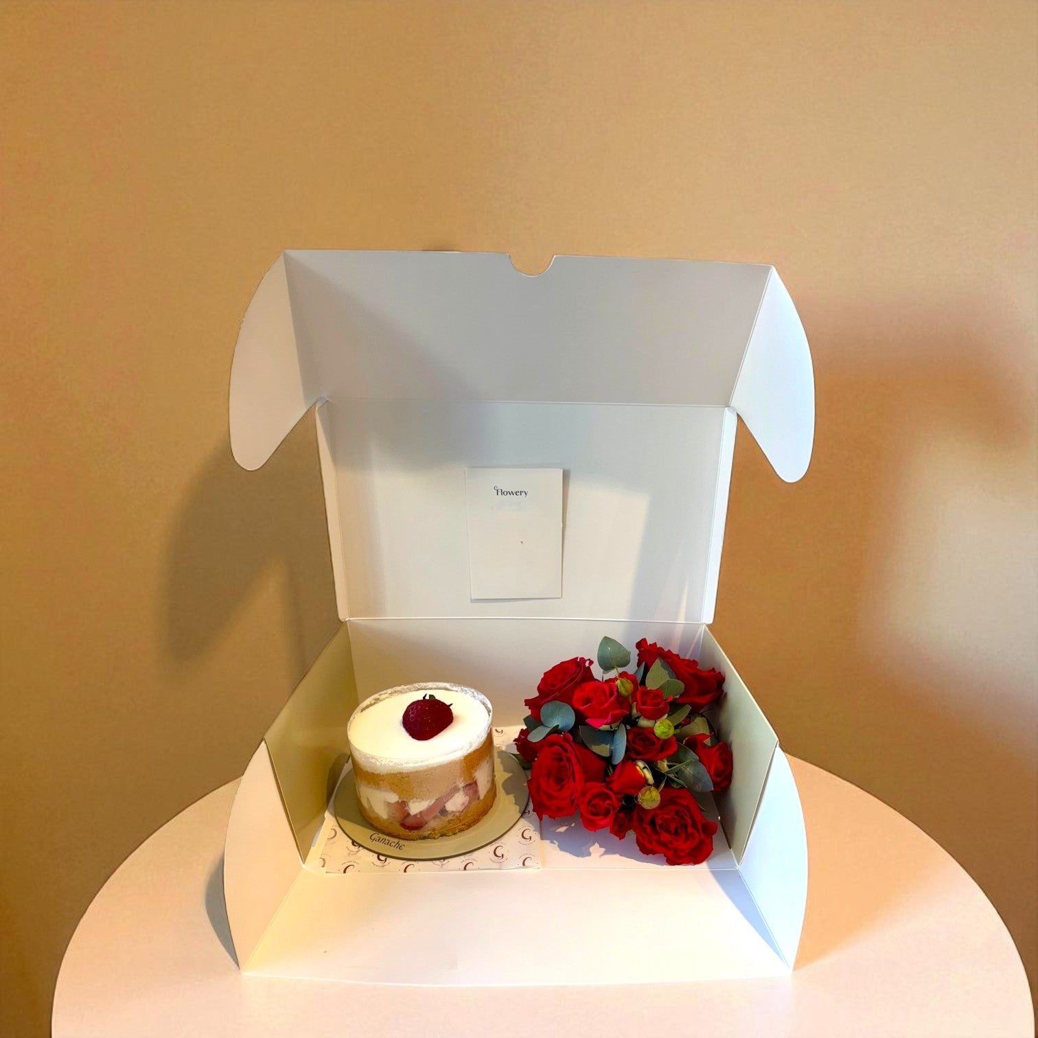 باقة الاحتفال مع جاناش الفاخرة Flowery فلاوري.