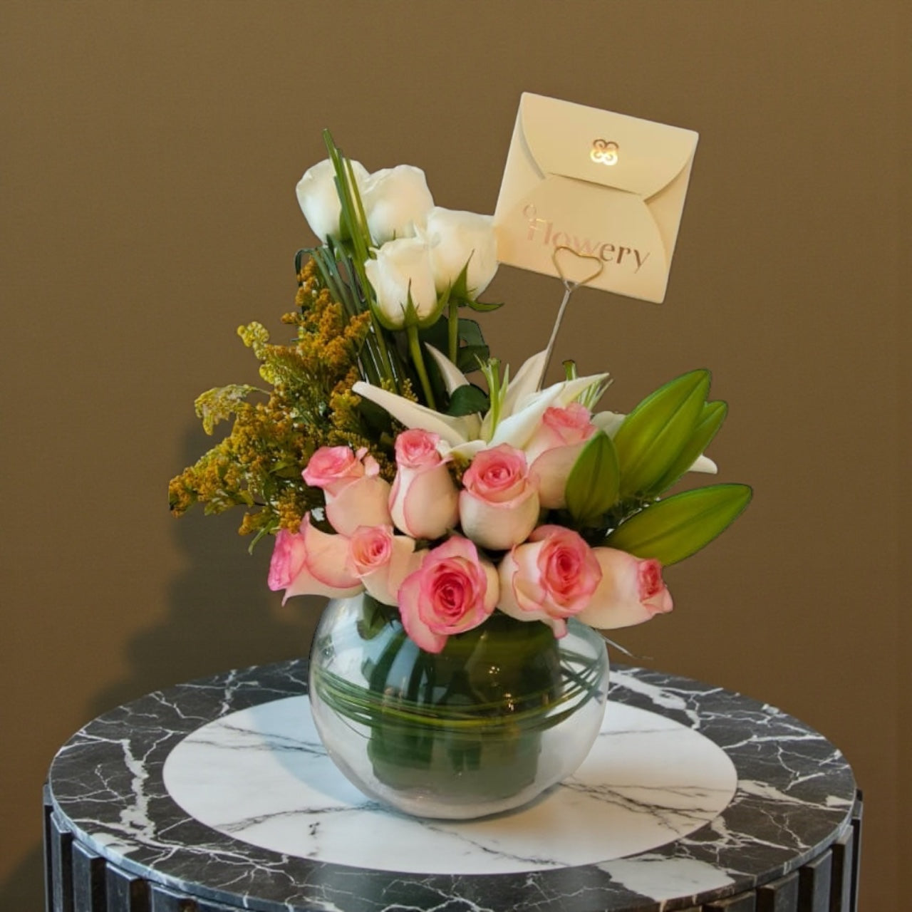 Vase of harmony of roses